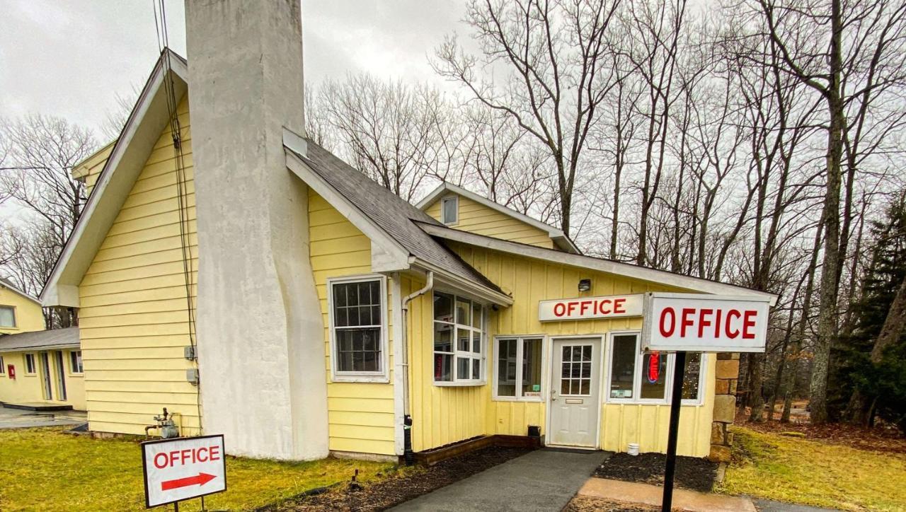 Country Place Inn And Suites White Haven Bagian luar foto