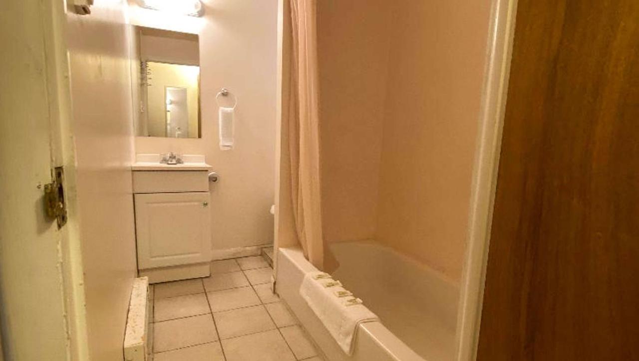 Country Place Inn And Suites White Haven Bagian luar foto